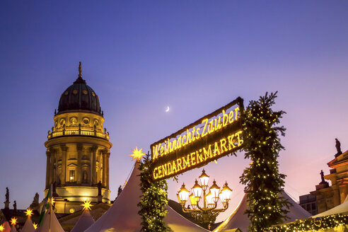 Deutschland, Berlin, Weihnachtsmarkt am Gendarmenmarkt mit beleuchtetem Deutschen Dom im Hintergrund - PU00576