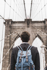 USA, New York City, Mann mit Rucksack auf der Brooklyn Bridge - UUF09650