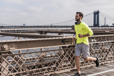 USA, New York City, man running on Brooklyn Brige - UUF09673