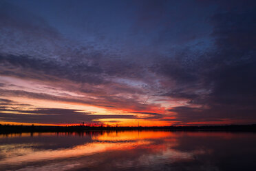 Deutschland, Sachsen, Cospudener See bei Sonnenuntergang - NDF00622