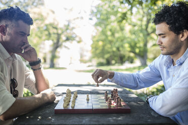 Zwei Männer spielen eine Partie Schach im Park - ZEF12316