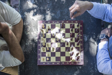 Draufsicht auf zwei Männer beim Schachspiel - ZEF12317
