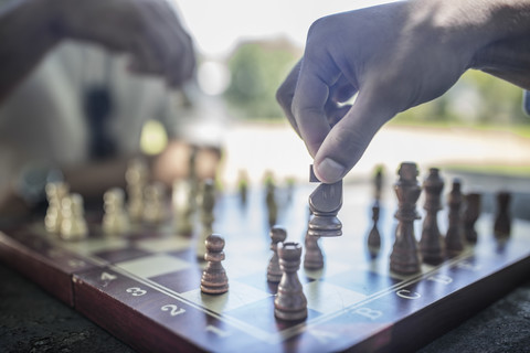 Nahaufnahme von zwei Männern beim Schachspiel, lizenzfreies Stockfoto