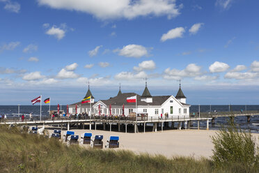 Deutschland, Usedom, Ahlbeck, Blick zur Seebrücke - SIE07236