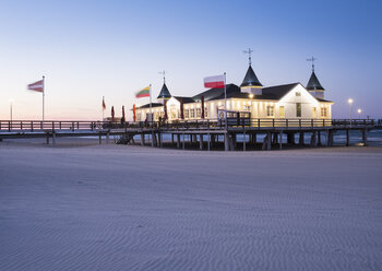 Deutschland, Usedom, Ahlbeck, beleuchtete Seebrücke in der Abenddämmerung - SIE07239