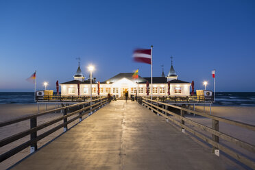 Deutschland, Usedom, Ahlbeck, beleuchtete Seebrücke in der Abenddämmerung - SIEF07240