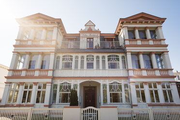 Deutschland, Usedom, Ahlbeck, Hotel bei Gegenlicht - SIEF07242