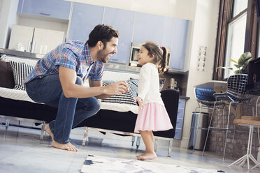 Vater und Tochter haben Spaß zu Hause - WESTF22423