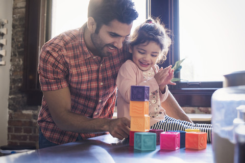 Vater und Tochter spielen mit Bauklötzen, lizenzfreies Stockfoto