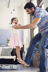 Vater balanciert seine Tochter auf seinem Fuß - WESTF22432