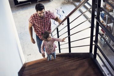Vater und Tochter beim Treppensteigen - WESTF22446