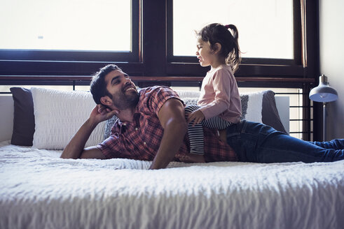 Vater und Tochter spielen auf dem Bett - WESTF22457