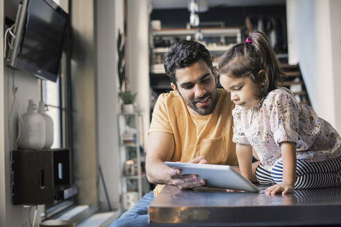 Vater und Tochter benutzen ein digitales Tablet - WESTF22476