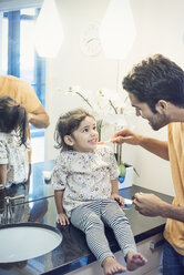 Vater und Tochter im Badezimmer beim Zähneputzen - WESTF22483