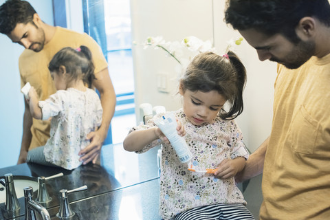 Vater und Tochter im Badezimmer beim Zähneputzen, lizenzfreies Stockfoto