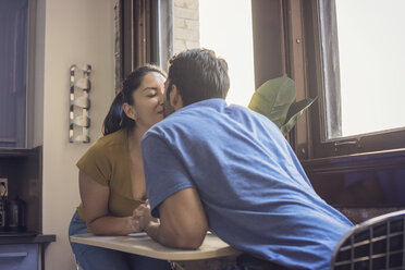 Junges Paar küsst sich in der Küche - WESTF22507
