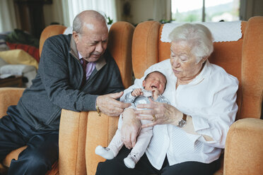 Urgroßeltern kümmern sich zu Hause um ihre Urenkelin - GEMF01359