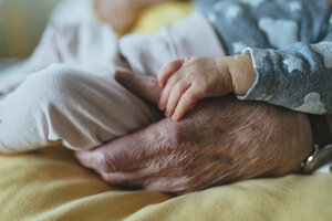 Die Hand der Urenkelin auf der Hand der Urgroßmutter - GEMF01361