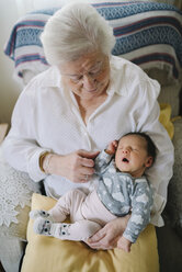 Urgroßmutter kümmert sich zu Hause um ihre Urenkelin - GEMF01363
