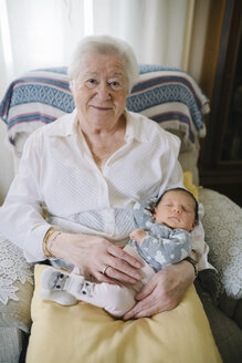 Porträt der Urgroßmutter mit ihrer Urenkelin zu Hause - GEMF01364