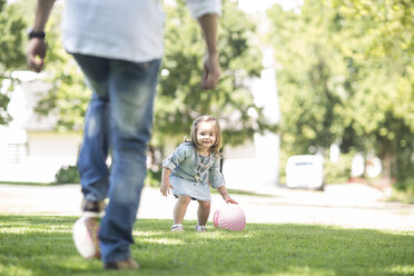 Vater spielt Ball im Garten mit Tochter - ZEF12349