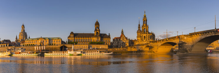 Deutschland, Dresden, Elbe mit Frauenkirche, Augustusbrücke und Dampfschiffen - WG01031