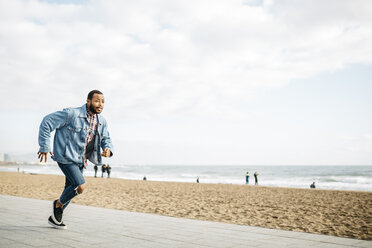 Junger Mann läuft auf der Strandpromenade - JRFF01150