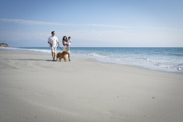 Familienspaziergang am Strand mit Hund - ABAF02130