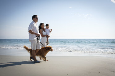 Familienspaziergang am Strand mit Hund - ABAF02131