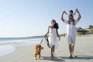 Familienspaziergang am Strand mit Hund - ABAF02132