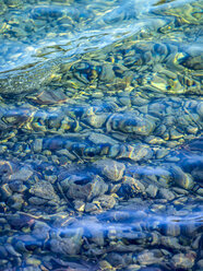 Kieselsteine unter klarem Wasser eines Sees - EJWF00820