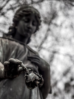 Statue auf einem Friedhof - EJW00821