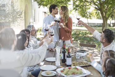 Küssendes Paar beim Mittagessen im Garten mit Rotwein - ZEF12368