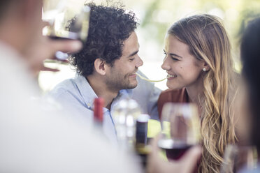 Couple sharing spaghetti at outdoor table - ZEF12377