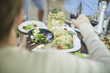 Spaghetti zum Mittagessen im Garten essen - ZEF12378