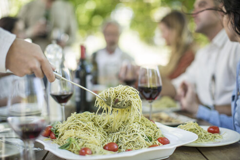 Spaghetti zum Mittagessen im Garten essen - ZEF12381