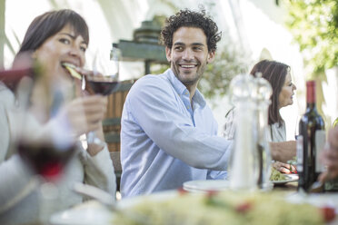 Freunde und Familie beim Mittagessen im Garten - ZEF12396