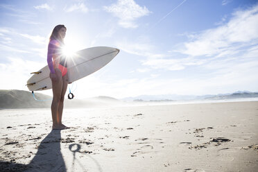 Frau mit Surfbrett am Strand - ABZF01732