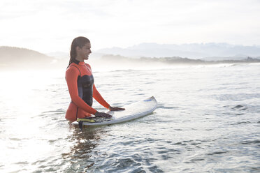 Weibliche Surferin im Wasser - ABZF01743