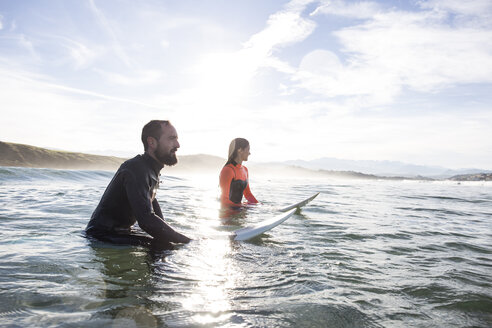 Surfer im Wasser warten auf die Welle - ABZF01744