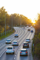 Deutschland, Stuttgart, Autos auf der Autobahn bei Sonnenuntergang - WDF03856