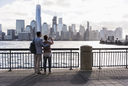USA, Mann und Frau am Ufer von New Jersey mit Blick auf Manhattan - UUF09697