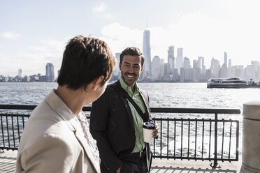 USA, man and woman at New Jersey waterfront with view to Manhattan - UUF09703