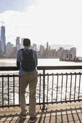 USA, Mann am Hafen von New Jersey mit Blick auf Manhattan - UUF09710