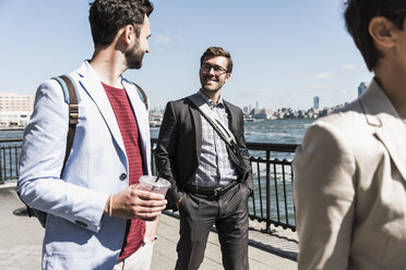 USA, colleagues walking at New Jersey waterfront - UUF09758