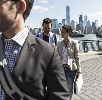 USA, Kollegen bei einem Spaziergang am Ufer von New Jersey mit Blick auf Manhattan - UUF09761