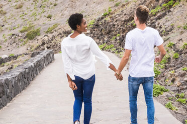 Glückliches junges Paar auf dem Weg zum Strand - SIPF01252