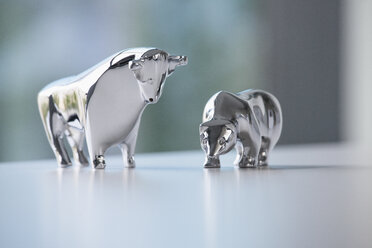 Miniaturskulpturen von Stier und Bär auf einem Schreibtisch - RB05525