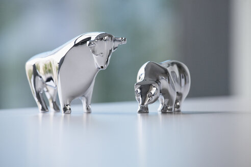Miniature sculptures of bull and bear on a desk - RB05525