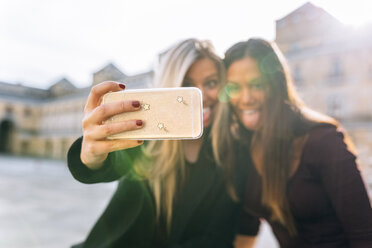 Zwei verspielte junge Frauen machen ein Selfie - MGOF02753
